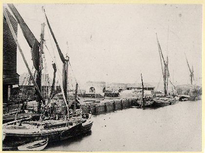 Figure 7: Barges at Battlesbridge with lime kilns in the background, pre-1909 (ERO I/Mb 287/1/12).