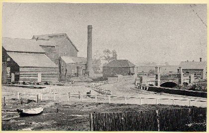 Figure 8: Battlesbridge, pre-1909. The mill to the left burnt down in 1932. The single storey building beyond the bridge still stands, much altered, as Quay House (ERO I/Mb 287/1/19).